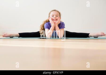 Girl (10-11) doing splits Banque D'Images