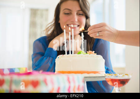 Femme et de gâteaux d'anniversaire Banque D'Images