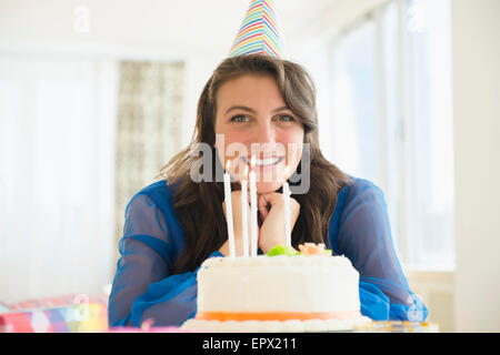 Femme et de gâteaux d'anniversaire Banque D'Images