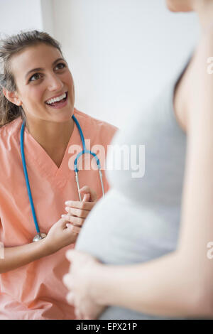 Femme Médecin et femme enceinte Banque D'Images