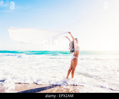 USA, Floride, Jupiter, Woman in white bikini on beach Banque D'Images