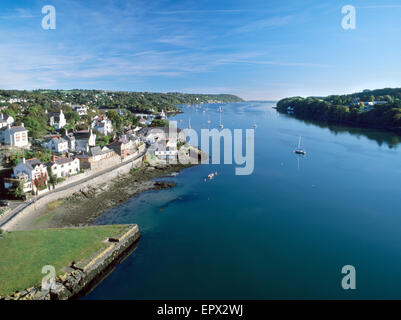 Le détroit de Menai, et Menai Bridge village à au nord-est du pont suspendu de Menai vers Penmon, Anglesey, au nord du Pays de Galles, Royaume-Uni Banque D'Images