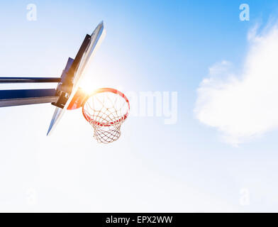 Faible angle de vue du panier de basket-ball Banque D'Images