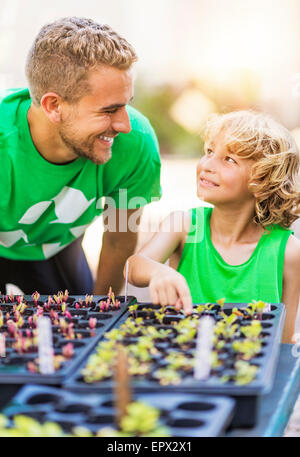 Boy (8-9) l'apprentissage sur les plantes Banque D'Images