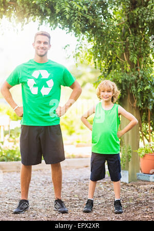 Portrait of boy (8-9) avec son frère dans le jardin Banque D'Images