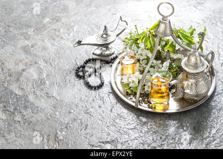 Verres à thé et pot, Arabian lanterne et rosaire. Jours fériés islamiques décoration. L'hospitalité orientale concept Banque D'Images