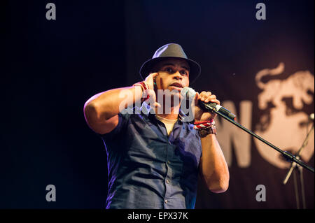 Fatoumata Diawara & Roberto Fonseca performing live at music festival WOMAD, Charlton Park, Angleterre, Royaume-Uni. 27 juillet 2015. Banque D'Images