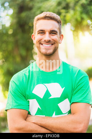 Portrait de jeune homme en t-shirt avec le symbole de recyclage Banque D'Images