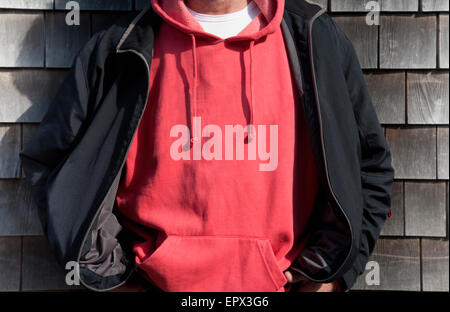 Homme portant un t-shirt rouge Banque D'Images