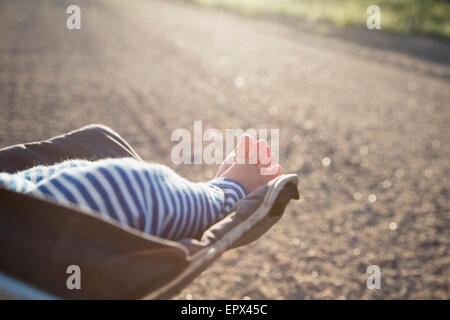 USA, Colorado, faible-section de baby girl (6-11 mois) dans la poussette Banque D'Images