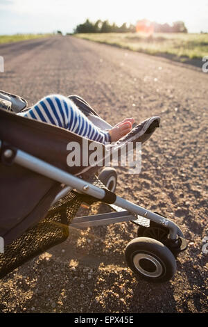 USA, Colorado, faible-section de baby girl (6-11 mois) dans la poussette Banque D'Images