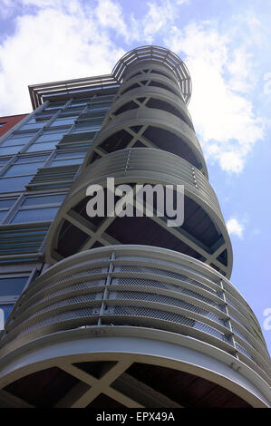 Un angle bas tourné à la recherche jusqu'à une série d'un balcon circulaire à Bristol, Royaume-Uni. Banque D'Images