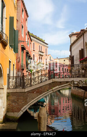 Maisons colorées et pont de l'eau réfléchissante à Venise Italie Banque D'Images