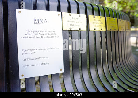 Les plaques sur un banc à la mémoire des marins de la marine marchande qui a navigué jusqu'à et de Bristol, à la Seconde Guerre mondiale. Banque D'Images