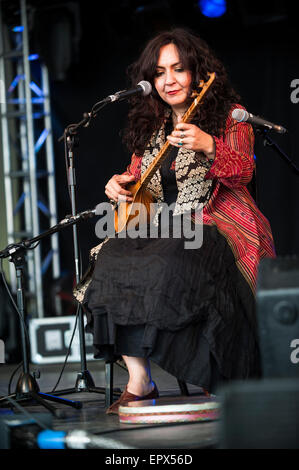 Mahsa & Marjan Vahdat en live sur la BBC Radio 3 Charlie Gillett, UK WOMAD, Charlton Park, le 27 juillet 2015. Banque D'Images