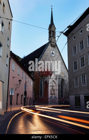 Autriche, Salzbourg, l'Église Saint-blaise, Light trails sur rue de la vieille ville Banque D'Images