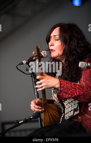 Mahsa & Marjan Vahdat en live sur la BBC Radio 3 Charlie Gillett, UK WOMAD, Charlton Park, le 27 juillet 2015. Banque D'Images