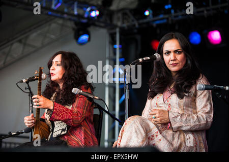 Mahsa & Marjan Vahdat en live sur la BBC Radio 3 Charlie Gillett, UK WOMAD, Charlton Park, le 27 juillet 2015. Banque D'Images