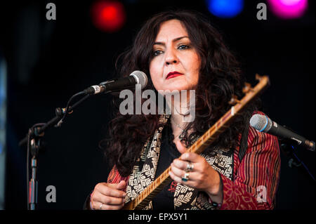 Mahsa & Marjan Vahdat en live sur la BBC Radio 3 Charlie Gillett, UK WOMAD, Charlton Park, le 27 juillet 2015. Banque D'Images