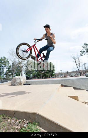 Le BMX Rider Jumping Banque D'Images