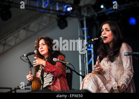 Mahsa & Marjan Vahdat en live sur la BBC Radio 3 Charlie Gillett, UK WOMAD, Charlton Park, le 27 juillet 2015. Banque D'Images