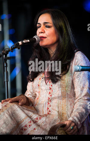 Mahsa & Marjan Vahdat en live sur la BBC Radio 3 Charlie Gillett, UK WOMAD, Charlton Park, le 27 juillet 2015. Banque D'Images