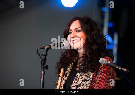 Mahsa & Marjan Vahdat en live sur la BBC Radio 3 Charlie Gillett, UK WOMAD, Charlton Park, le 27 juillet 2015. Banque D'Images