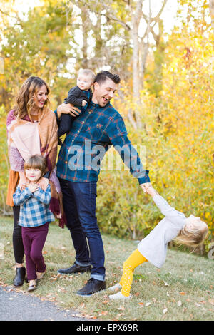 Arbre généalogique famille heureuse avec enfants (de 6 à 11 mois, 2-3, 4-5) in park Banque D'Images