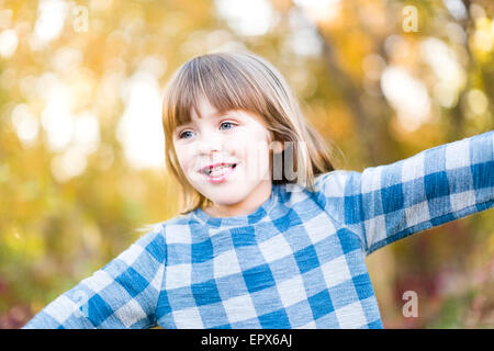 Young Girl (4-5) with arms outstretched Banque D'Images