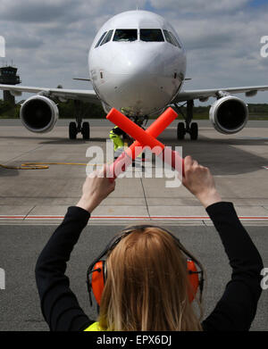 Les premiers vols charter avec les touristes de la compagnie de croisière italienne Costa Crociere à l'aéroport de Bremen, Allemagne, 22 mai 2015. Environ 400 touristes arrivera à 4 avions en provenance de Milan, Rome, Paris et Madrid, d'aller à la mer à Rostock, Allemagne, dans le paquebot de luxe 'Costa Favolosa'. Au total, plus de 10 000 touristes de croisière sont attendus à Laage au cours de l'été. PHOTO : afp/WUESTNECK BERND Banque D'Images