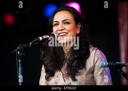 Mahsa & Marjan Vahdat en live sur la BBC Radio 3 Charlie Gillett, UK WOMAD, Charlton Park, le 27 juillet 2015. Banque D'Images