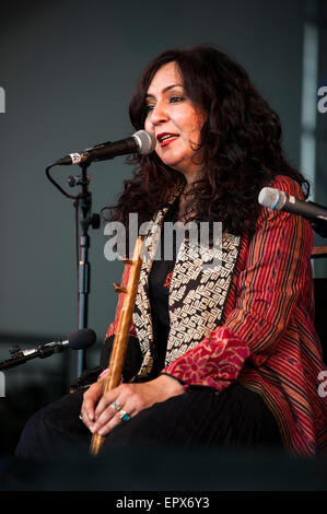 Mahsa & Marjan Vahdat en live sur la BBC Radio 3 Charlie Gillett, UK WOMAD, Charlton Park, le 27 juillet 2015. Banque D'Images