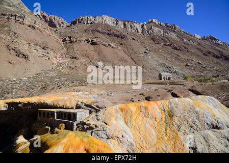 L'Argentine, Andes, Mendoza, le Parc Provincial Aconcagua, pont de l'Inca, voir l'ancien bâtiment sous pont naturel en vallée et l'église dans le lointain Banque D'Images