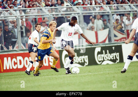 La Suède v, championnat d'Angleterre, Match, phase de groupes Groupe 1, undastadion¿R, Solna, Suède, le 17 juin 1992. Carlton Palmer le ballon, Gary Lineker en arrière-plan. Score final : la Suède 2-1 Angleterre Banque D'Images