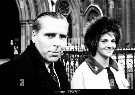 Kevin McClory, producteur de cinéma, accompagné de femme et héritière de Bobo Sigrist, Haute Cour de Londres, 20 novembre 1963. Kevin McClory poursuit en anglais auteur Ian Fleming en dommages-intérêts pour violation de copyright. Banque D'Images