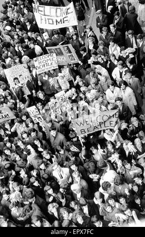 Les Beatles à Liverpool, vendredi 10 juillet 1964. Retour à l'accueil pour soirée première de "une dure journée de Nuit" à l'Odeon Cinema. Sur la photo, foule à l'extérieur de l'hôtel de ville. Banque D'Images