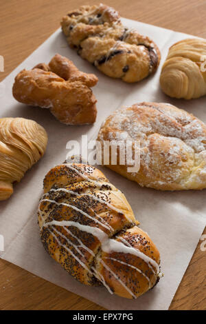 Assortiment de pâtisseries sur un papier ciré Banque D'Images