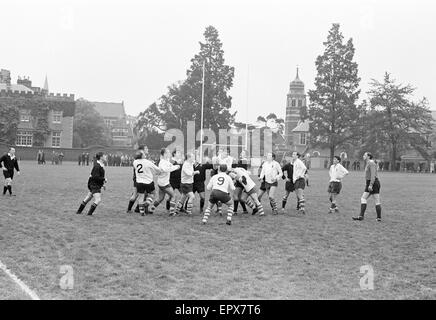 Warwick v London Wasps, match de rugby à l'école de Rugby, Rugby, Warwickshire, octobre 1966. Banque D'Images