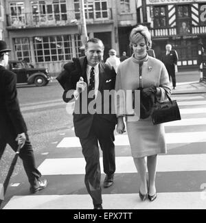 Kevin McClory, producteur de cinéma, accompagné de femme et héritière de Bobo Sigrist, Haute Cour de Londres, 22 novembre 1963. Kevin McClory poursuit en anglais auteur Ian Fleming en dommages-intérêts pour violation de copyright. Banque D'Images