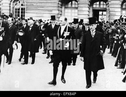 Le Premier ministre français salue la foule acclamant Georges Clemenceau (thrird à gauche), Président américain, Woodrow Wilson (5e en haut à gauche Hat) et le Premier ministre britannique David Lloyd George que le congé du château de Versailles après la signature du traité de paix qui enfin Banque D'Images