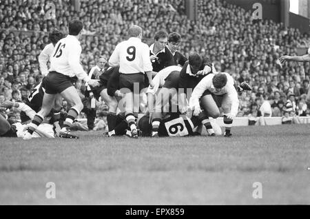 London Wasps v baignoire, John Player Special Cup Final, match à Twickenham, samedi 2 mai 1987. Score final : 12-19 London Wasps Bath. Banque D'Images