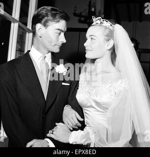 Shirley Eaton, actrice et réalisatrice de télévision de 21 ans, mariage de Colin Rowe Lenton âgé de 27 ans, St Mary's, Kenton, Middlesex, lundi 5 août 1957. Banque D'Images