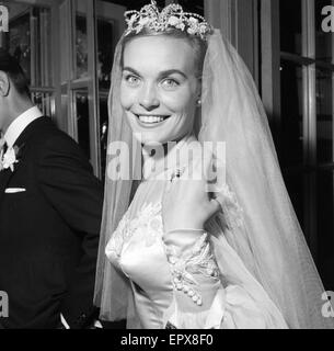 Shirley Eaton, actrice et réalisatrice de télévision de 21 ans, mariage de Colin Rowe Lenton âgé de 27 ans, St Mary's, Kenton, Middlesex, lundi 5 août 1957. Banque D'Images