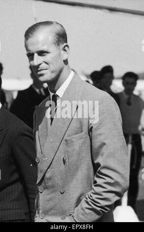 Le duc d'Édimbourg arrive à la maison en congé. En compagnie de son secrétaire particulier Mike Parker. 1950. Banque D'Images