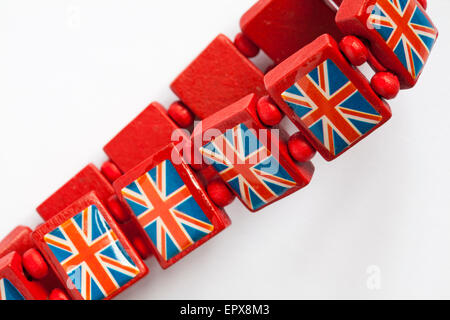 Bracelet avec Union Jacks on set sur fond blanc Banque D'Images