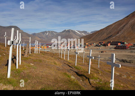 Croix de bois blanc sur les tombes à l'ancien cimetière de Longyearbyen en été, Svalbard, Norvège Spitzberg / Banque D'Images