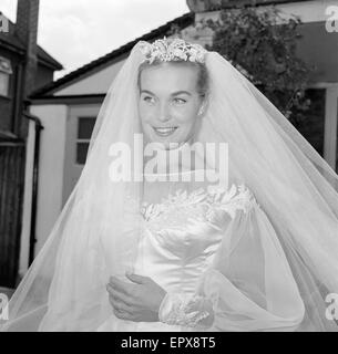 Shirley Eaton, actrice et réalisatrice de télévision de 21 ans, mariage de Colin Rowe Lenton âgé de 27 ans, St Mary's, Kenton, Middlesex, lundi 5 août 1957. Banque D'Images