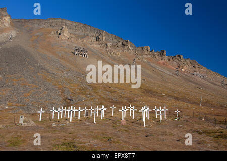 Croix de bois blanc sur les tombes à l'ancien cimetière de Longyearbyen en été, Svalbard, Norvège Spitzberg / Banque D'Images