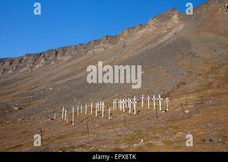 Croix de bois blanc sur les tombes à l'ancien cimetière de Longyearbyen en été, Svalbard, Norvège Spitzberg / Banque D'Images