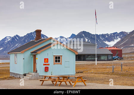 Le plus au nord du monde bureau de poste à Ny Ålesund, ancien village minier sur / Spitzberg Svalbard, Norvège Banque D'Images